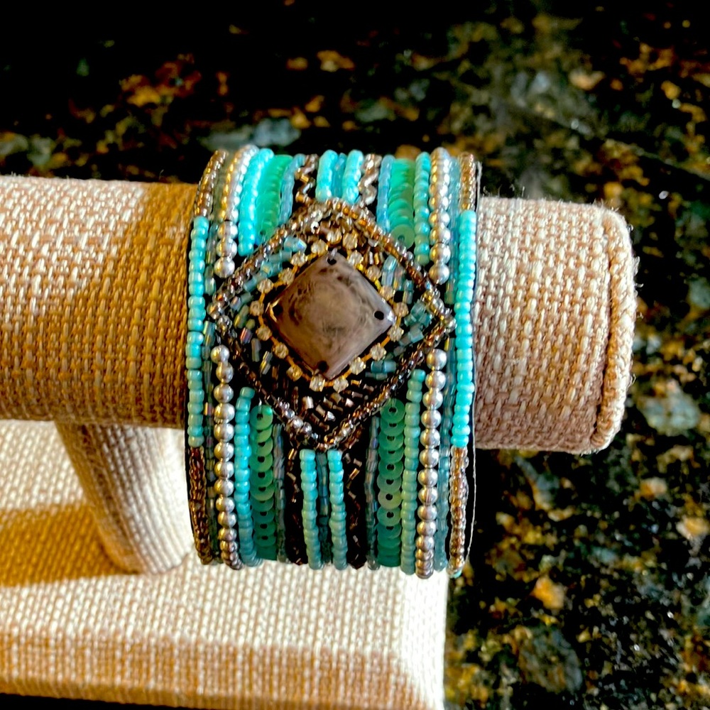 🩶🩵Vintage Western Style Aqua Blue & Silver Beaded Cuff W/Gray Stone O/S